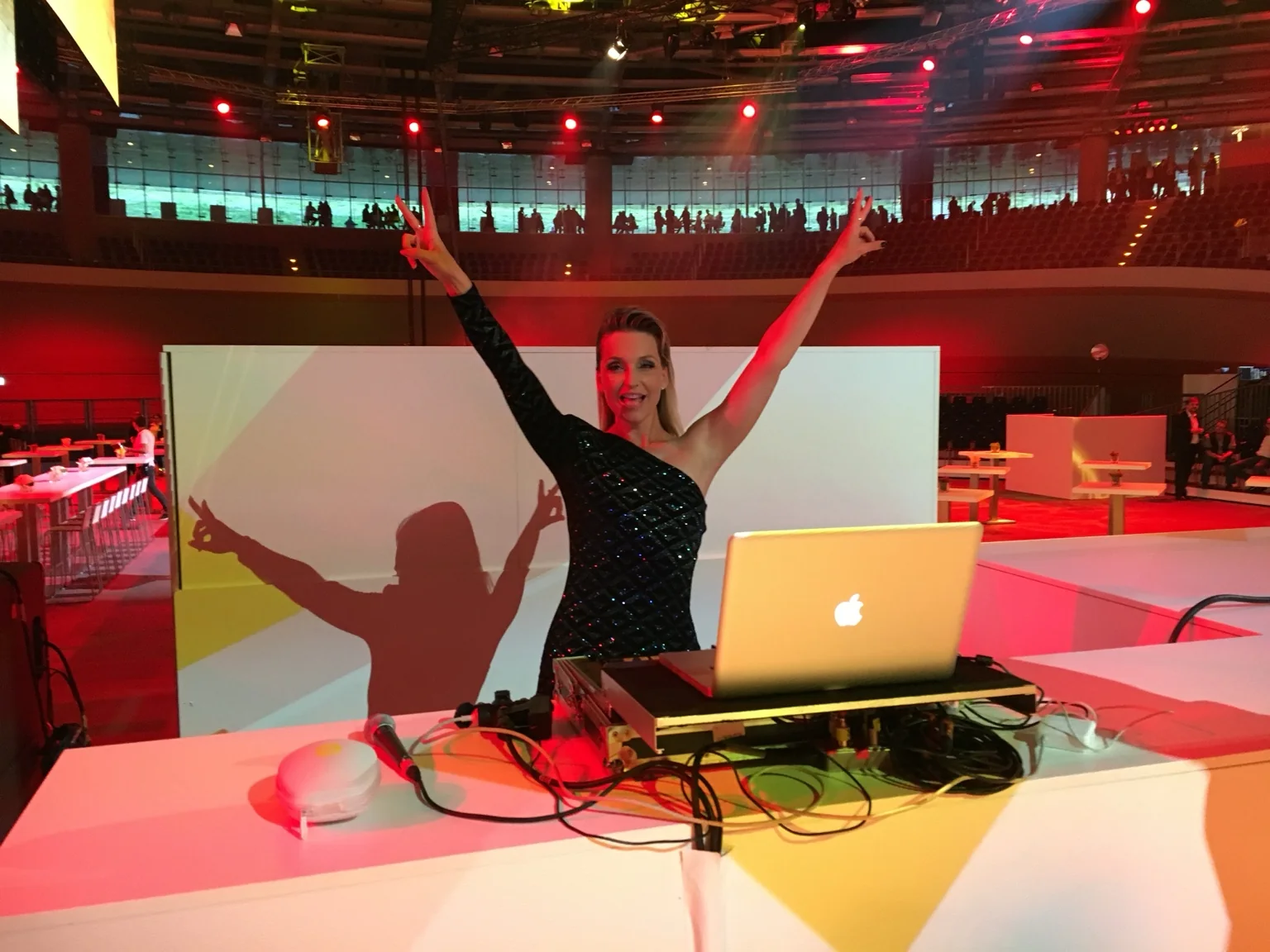 DJ für Firmenweihnachtsfeier in Düsseldorf – Juliette bei einem Corporate Event