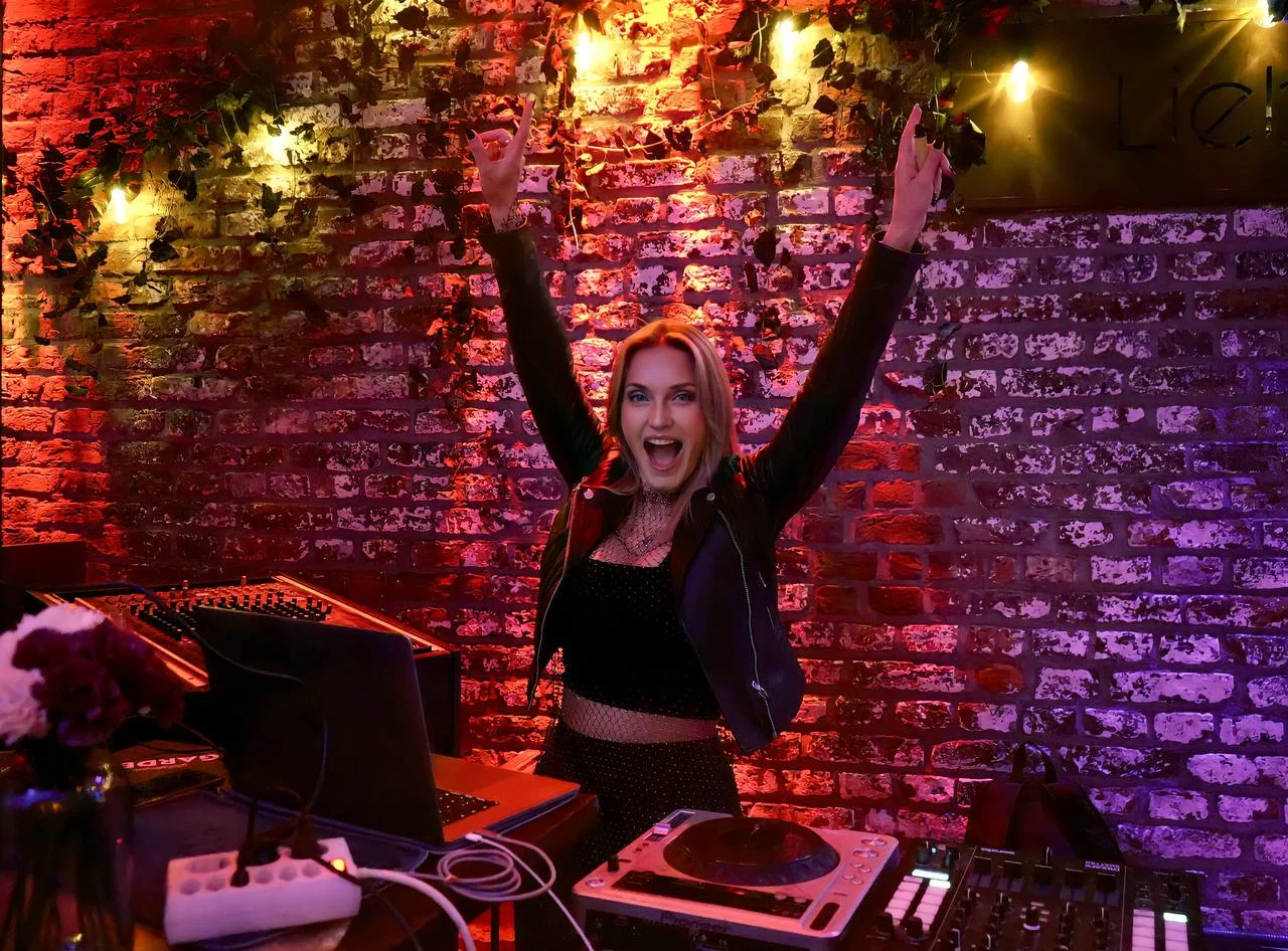 DJane Juliette bei einer energiegeladenen Performance