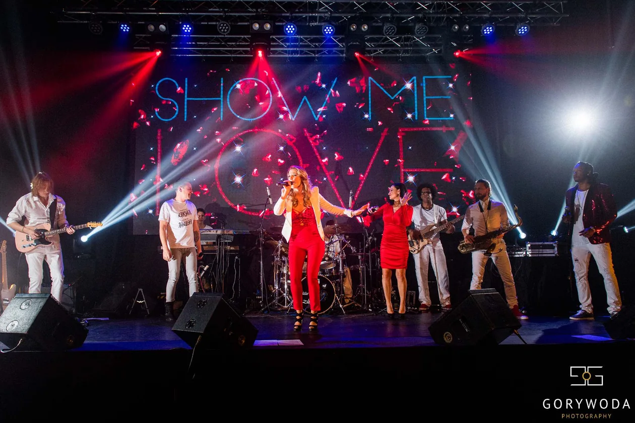 Juliette live mit Band auf einer Bühne