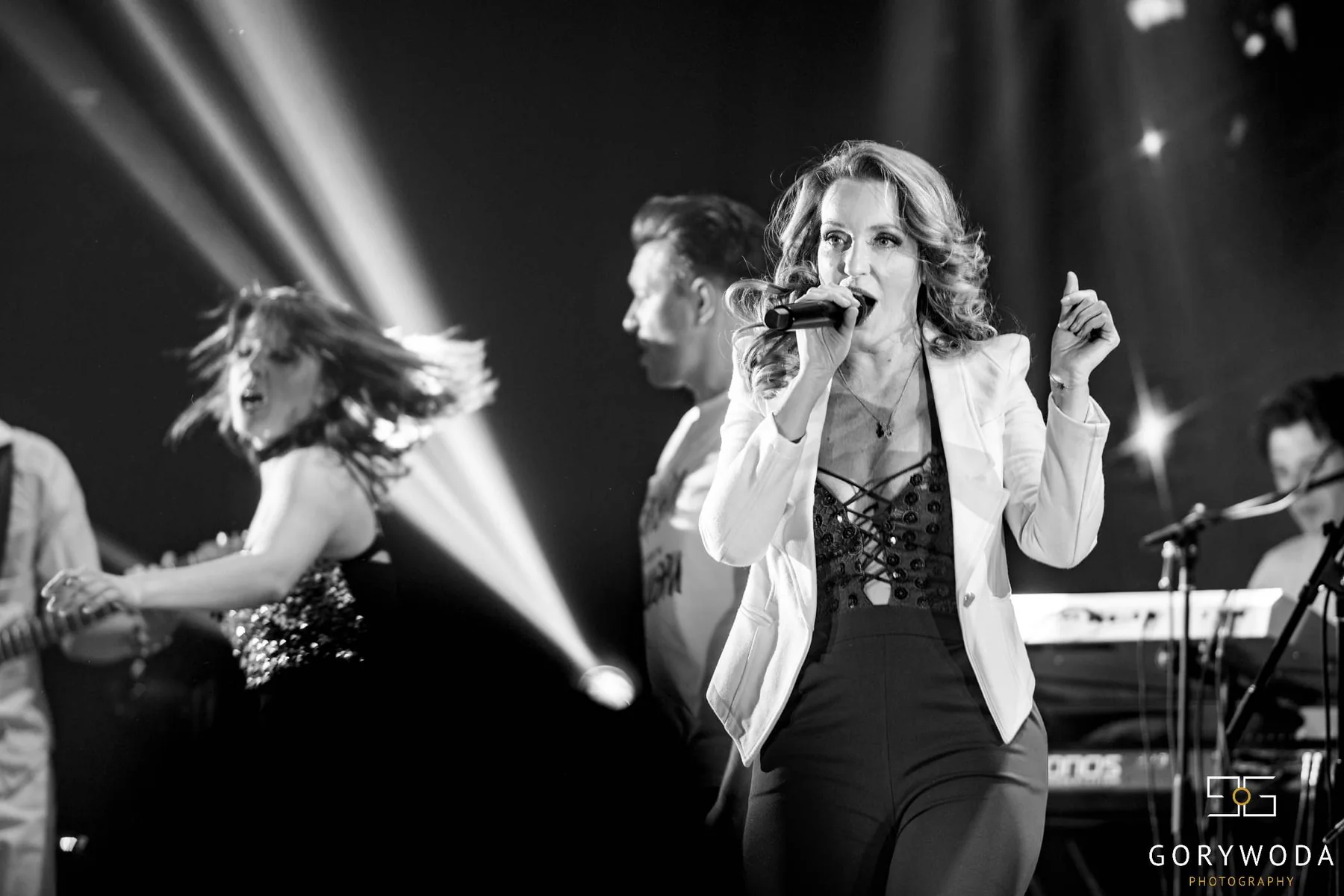 Juliette live auf der Bühne in Schwarz-Weiß