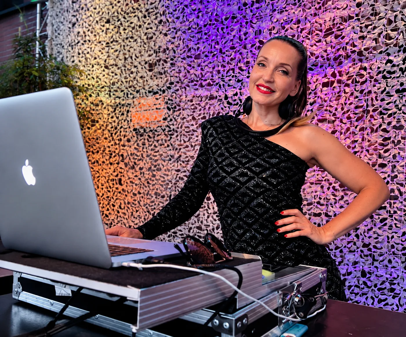 Russischer DJ – Juliette als russischsprachige DJane am DJ-Pult