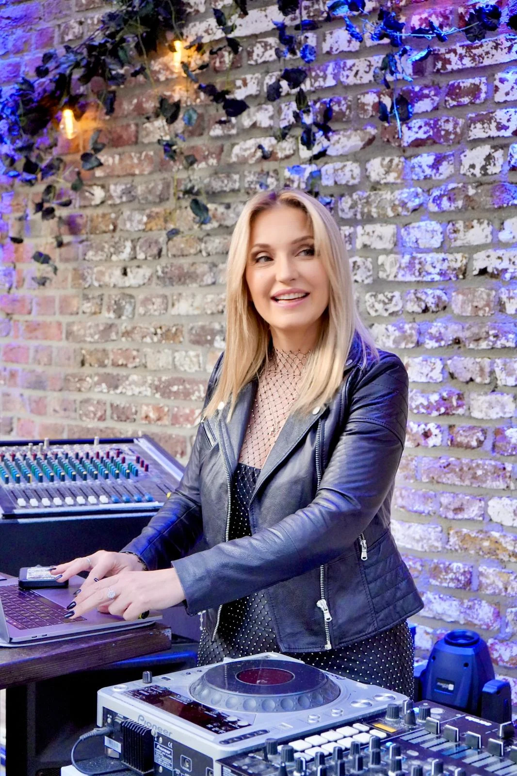 Juliette als Event-DJ am DJ-Pult