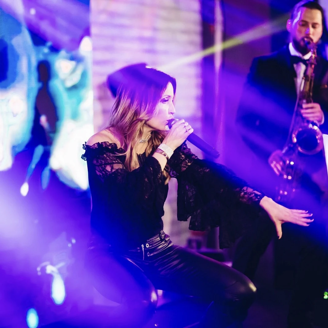 Juliette singt live mit Saxophonisten im Hintergrund